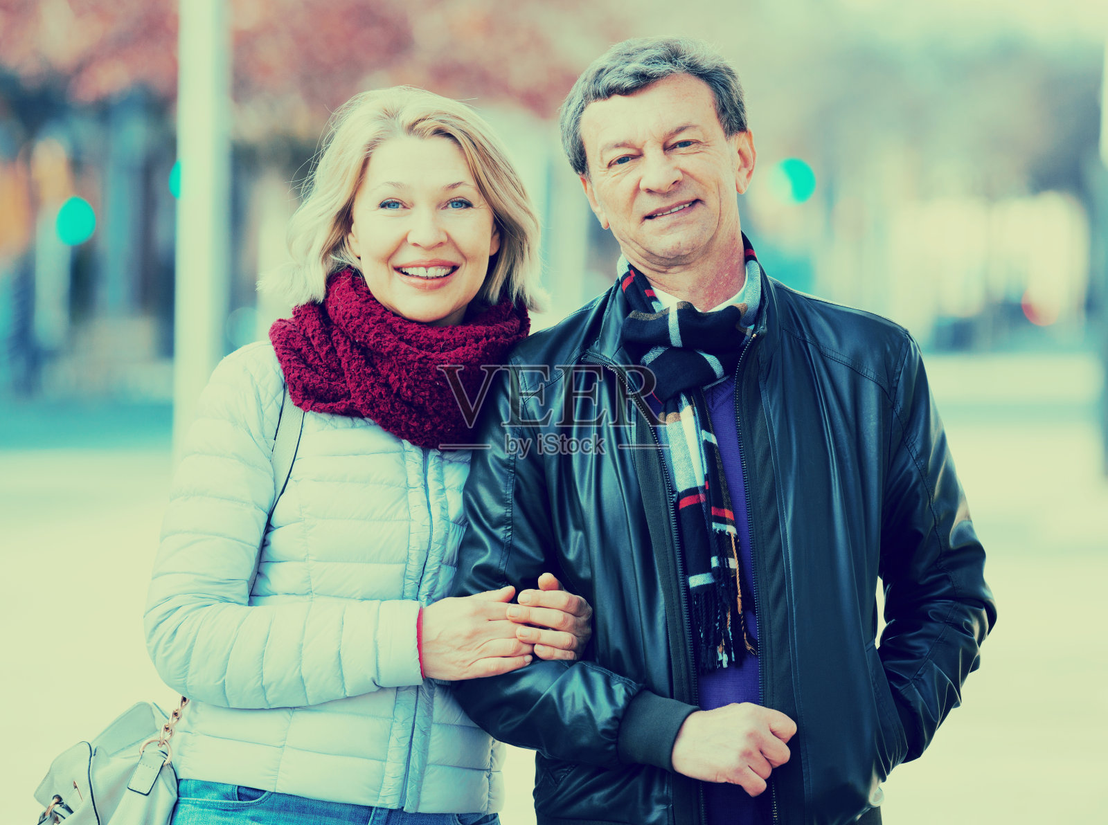 一对可爱的退休夫妇在城市里散步照片摄影图片