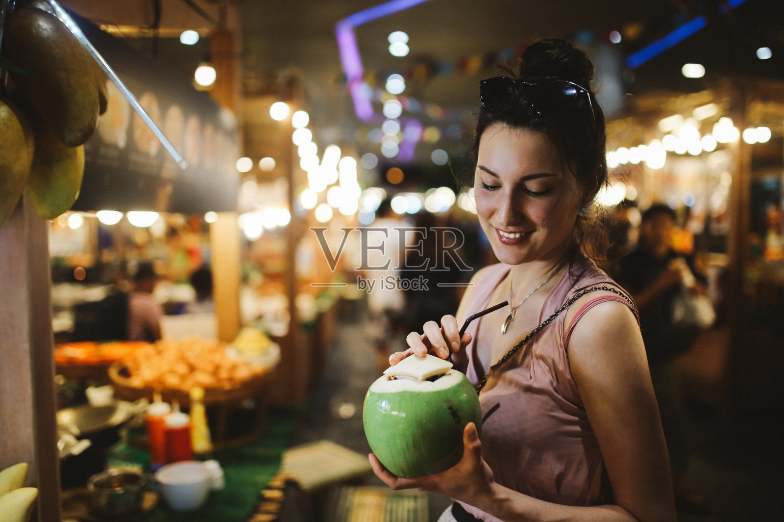 微笑的年轻女子有一个美味和新鲜的椰子汁在路上照片摄影图片