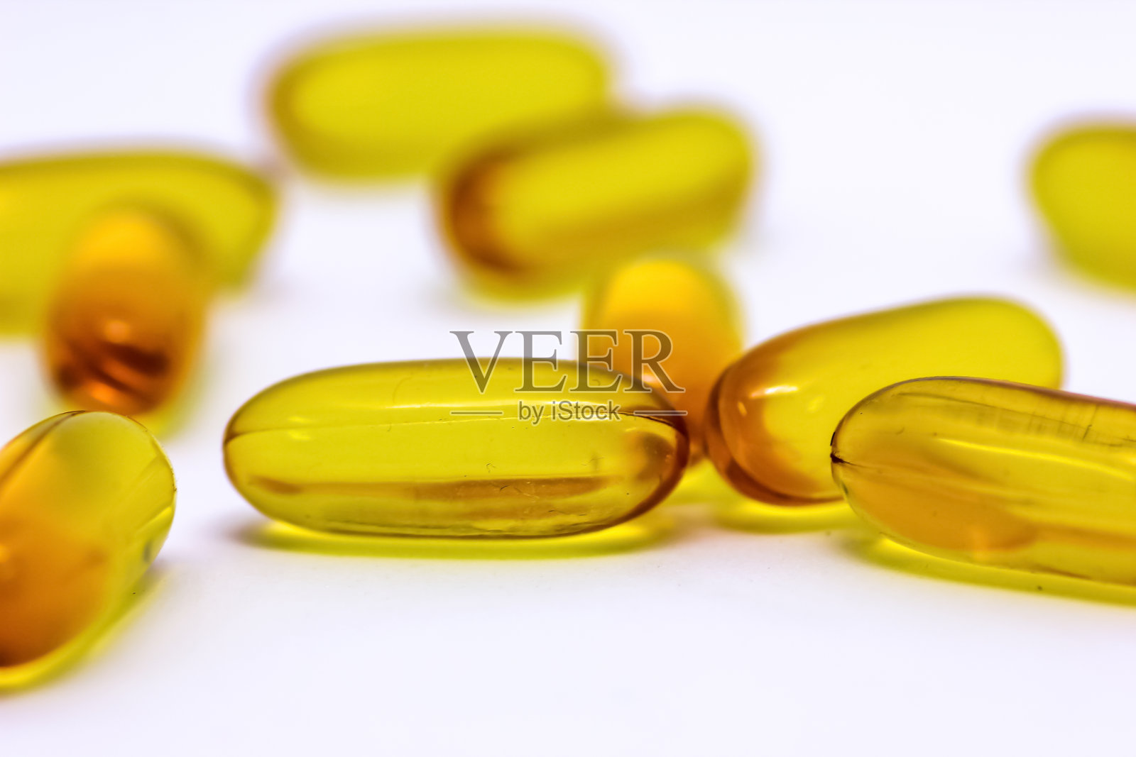 鱼肝油omega 3维生素e凝胶胶囊孤立在白色背景照片摄影图片