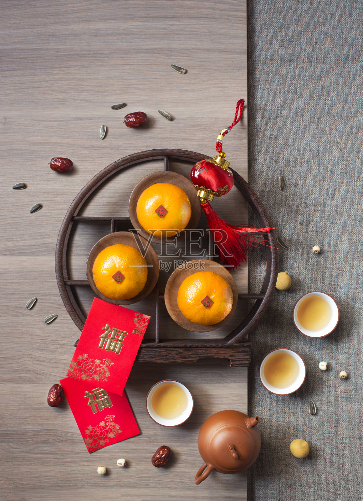 中国新年吃喝和装饰用品静物。照片摄影图片