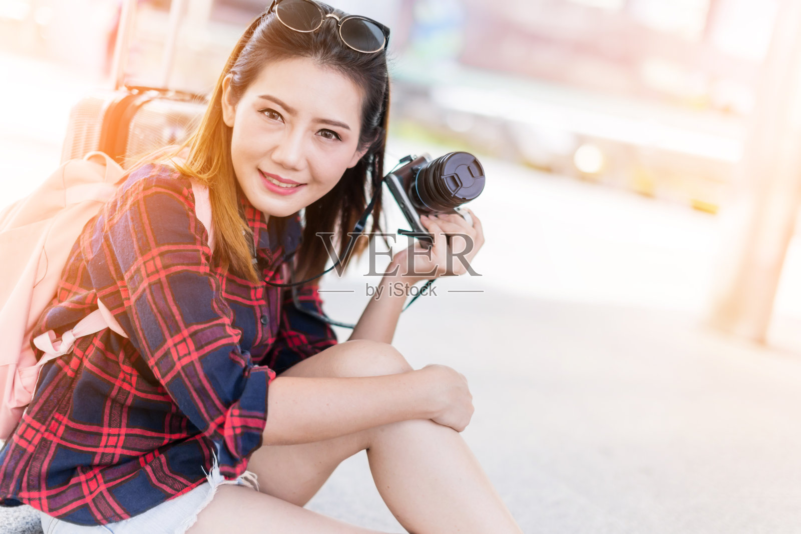 美丽幸福年轻的亚洲女孩在休闲服装独自旅行在火车站或机场与背包复古色调照片概念照片摄影图片