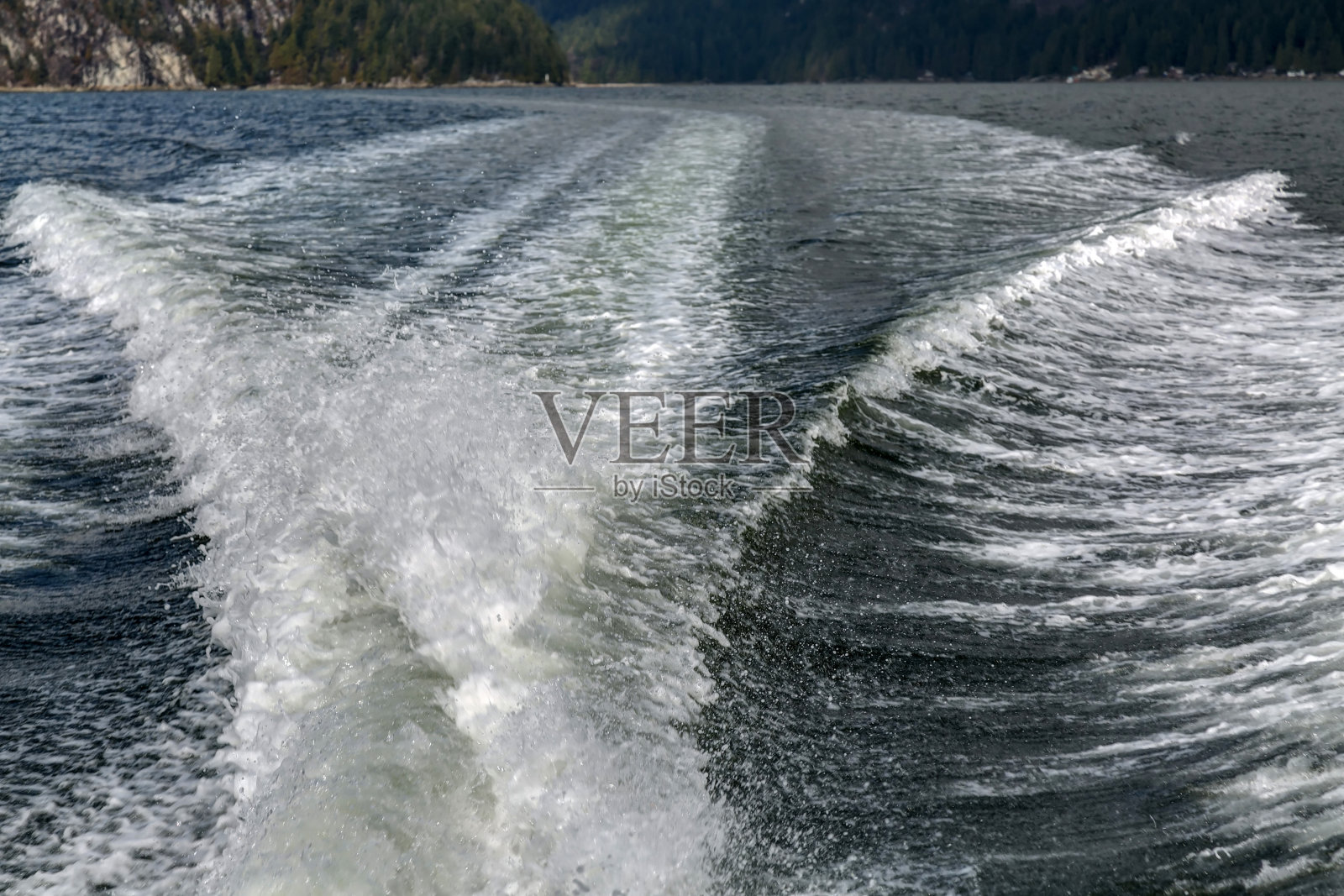从摩托艇上高速观看海浪照片摄影图片