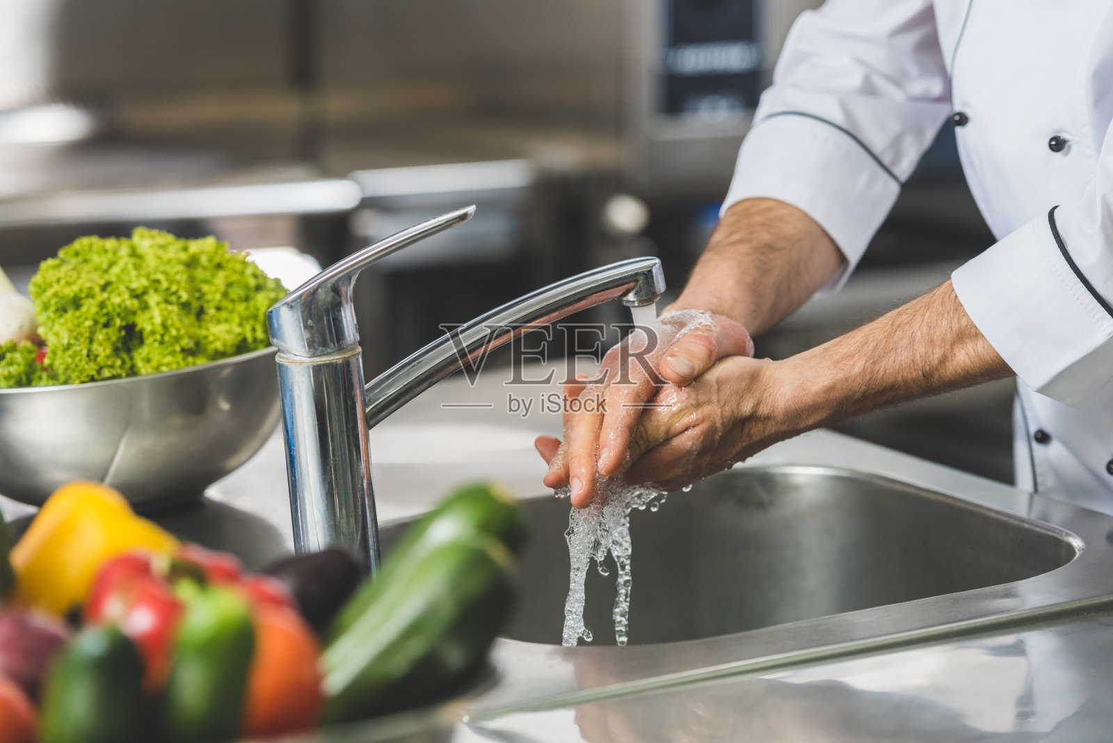 裁剪图像厨师洗手在餐厅厨房照片摄影图片