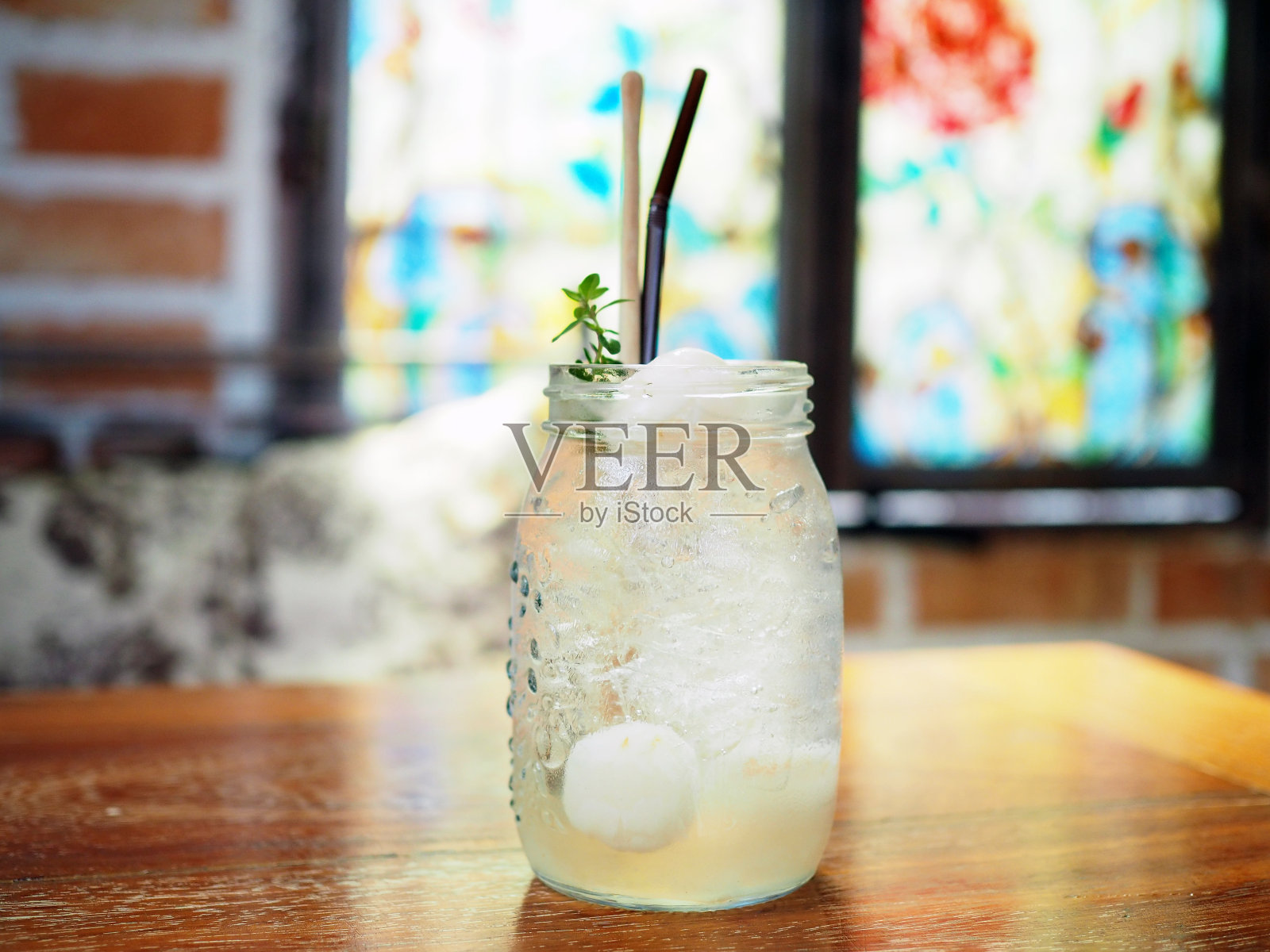 一杯透明的冰意大利苏打与荔枝糖浆装饰真正的荔枝。鸡尾酒或鸡尾酒概念。照片摄影图片