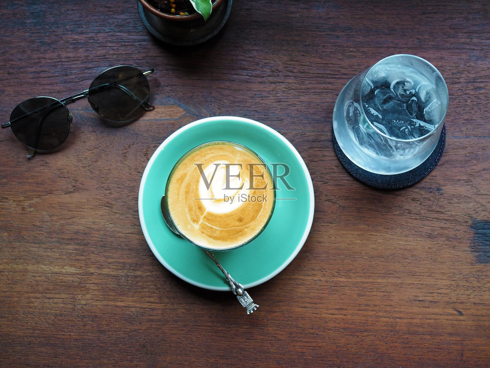 一杯美丽的热咖啡与拉花艺术在木制桌子的背景。照片摄影图片