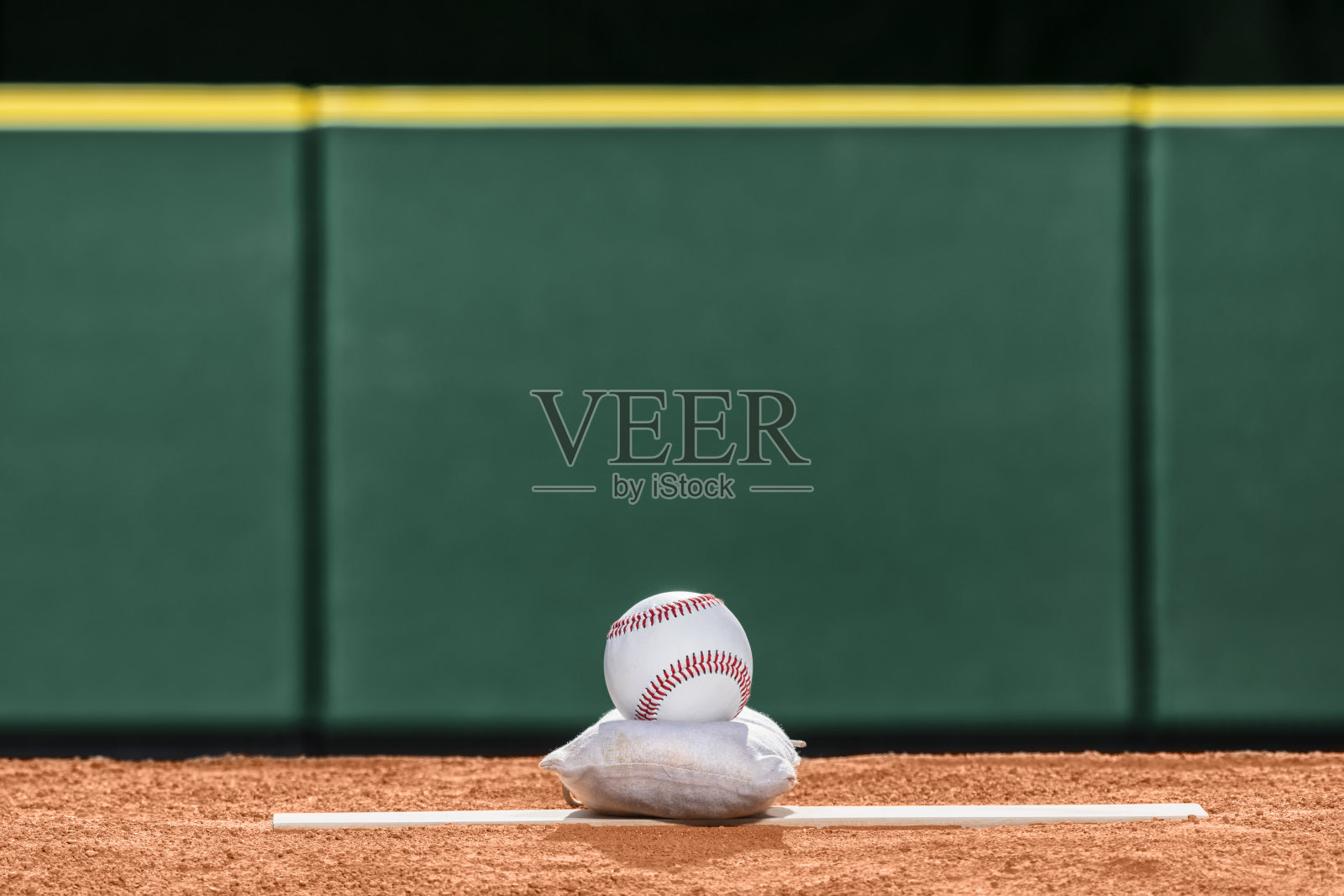 一个新棒球放在投手丘上的松香袋上照片摄影图片