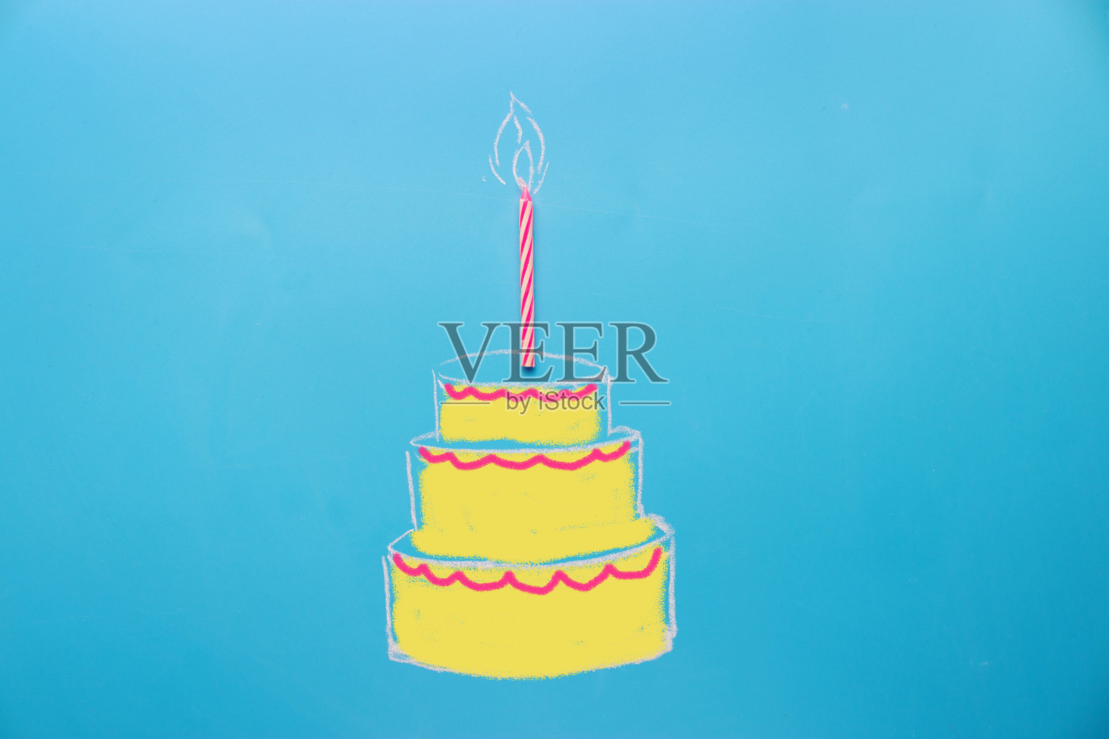蓝色背景上的白色生日蛋糕照片摄影图片