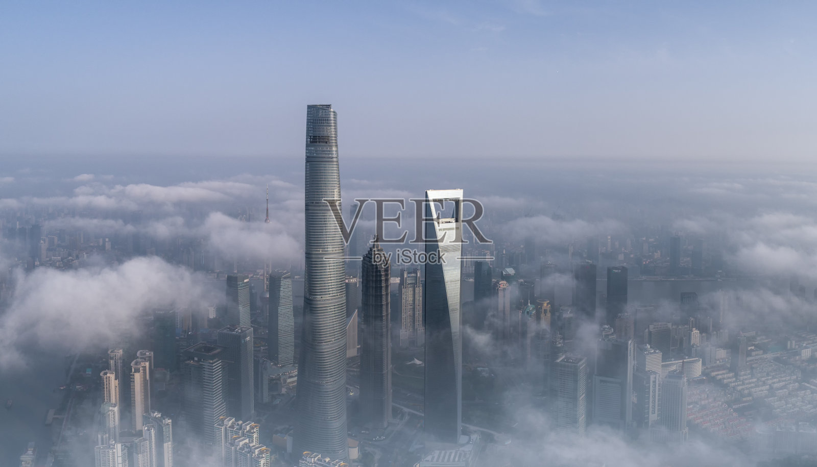 云上的上海摩天大楼照片摄影图片