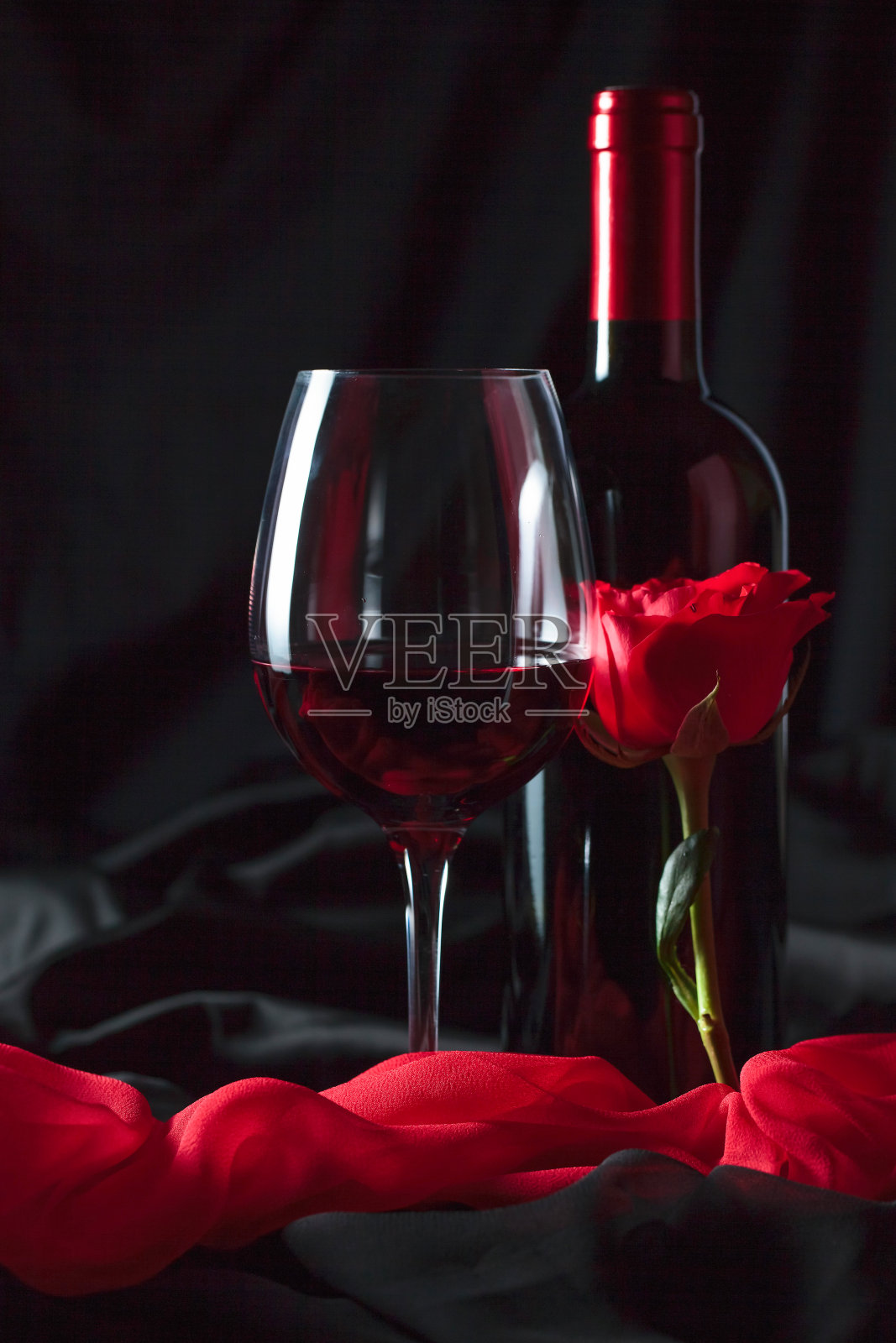 一瓶和一杯红酒。照片摄影图片