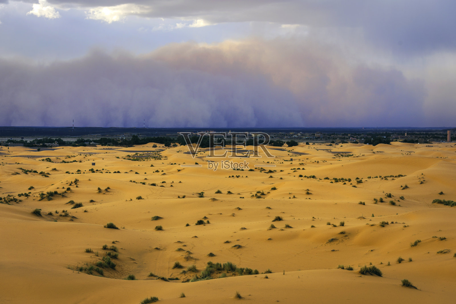 北非摩洛哥Erg Chebbi沙漠，沙尘暴正在逼近Merzouga定居点照片摄影图片