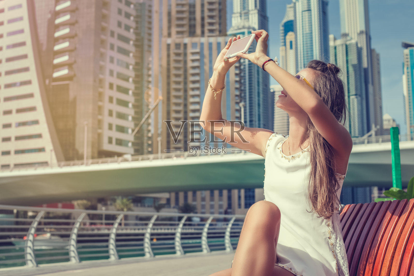 游客在迪拜拍照照片摄影图片