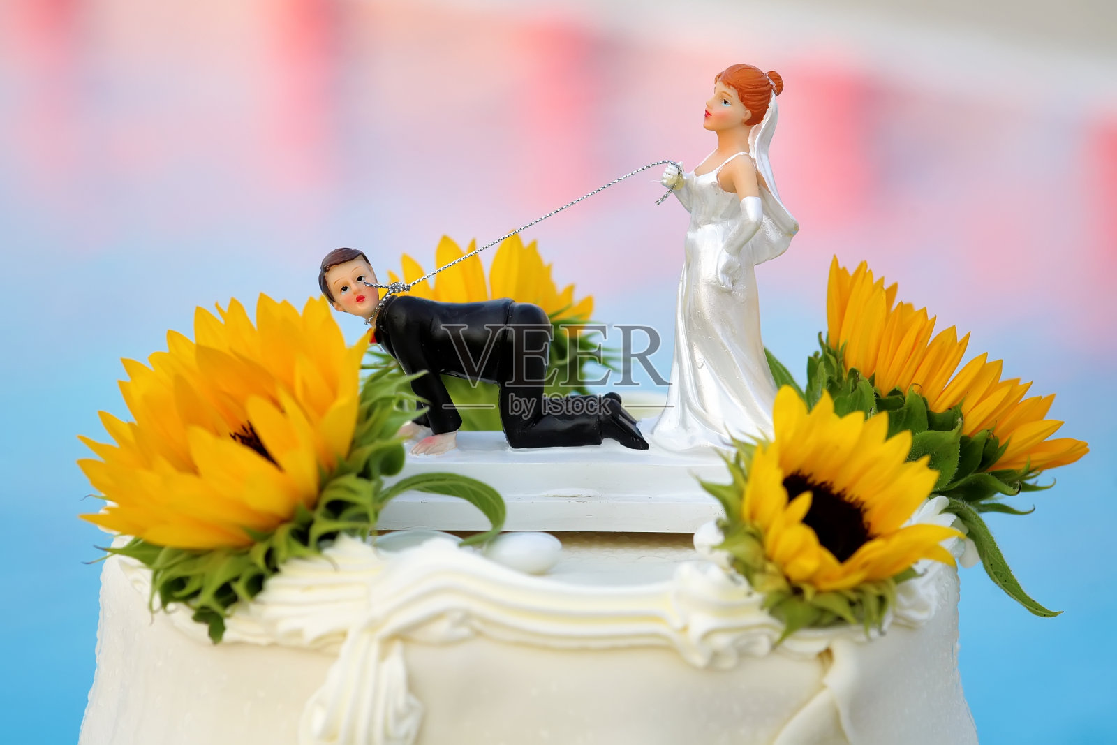婚礼蛋糕与有趣的装饰在泳池的背景照片摄影图片