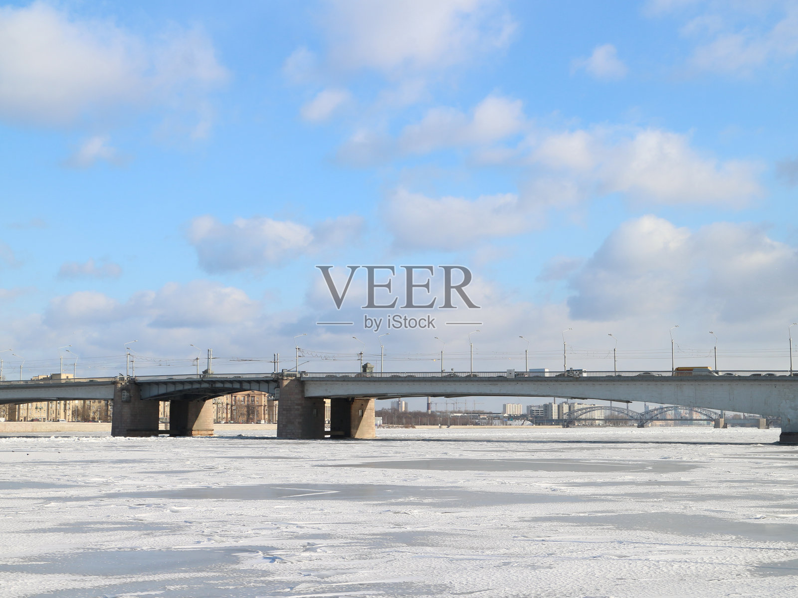 冰封的河上有一座吊桥照片摄影图片