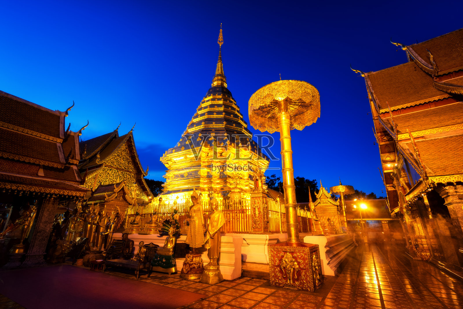 Wat Phra That Doi Suthep寺庙是一个受欢迎的寺庙清迈，泰国日落。照片摄影图片