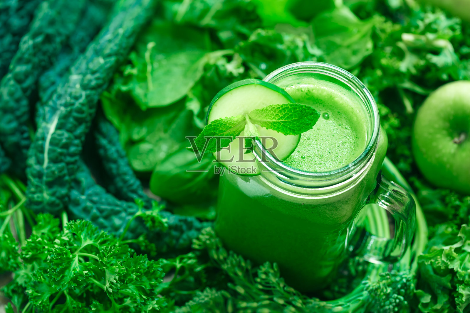 新鲜有机绿色果汁的特写照片摄影图片