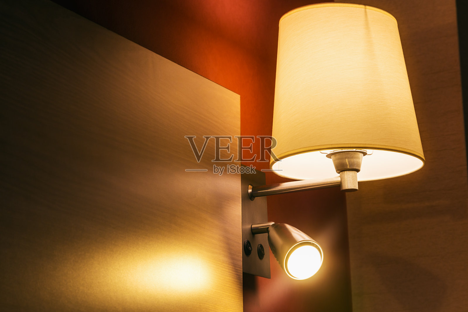 房间或旅馆房间床上的壁灯照片摄影图片