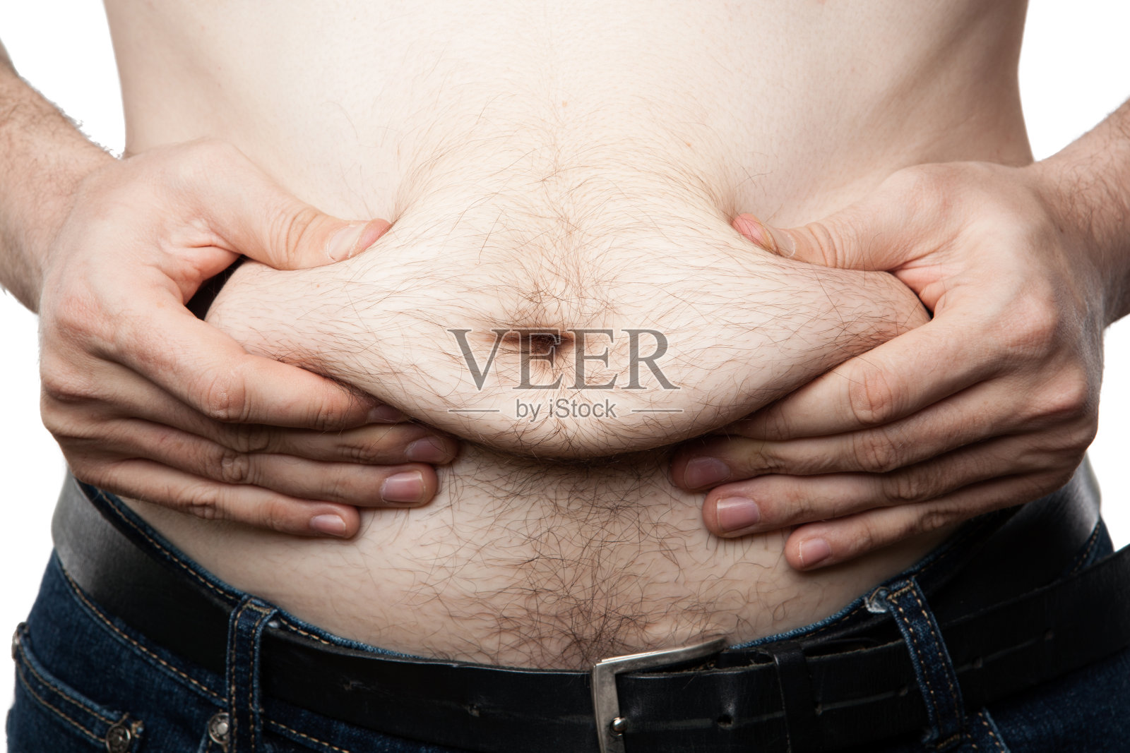 一个男人近距离地感觉到自己肚子上的脂肪照片摄影图片