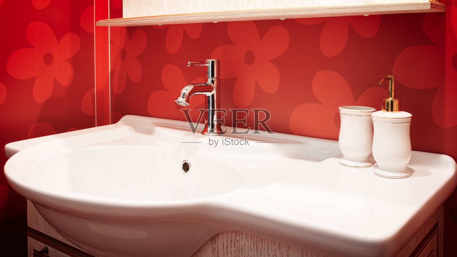 豪华现代风格水龙头搅拌器在一个美丽的红色浴室的白色水槽照片摄影图片