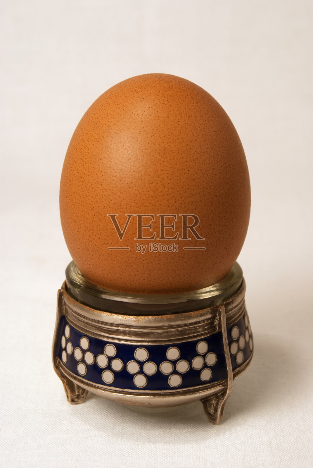 一个半熟的鸡蛋在一个美丽的摊位鸡蛋杯英国早餐特写的白色背景照片摄影图片