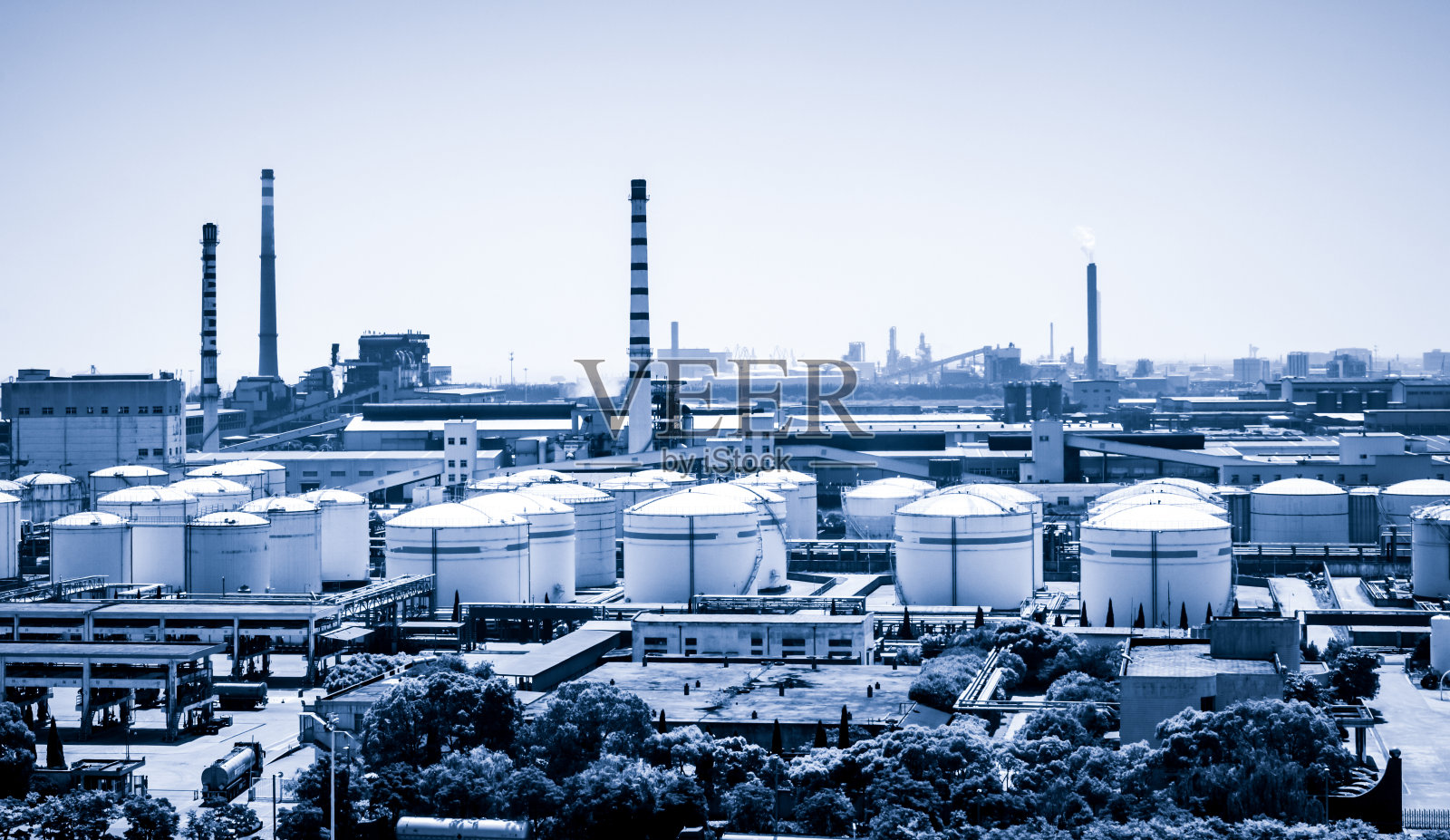 蓝天映衬下的炼油厂照片摄影图片