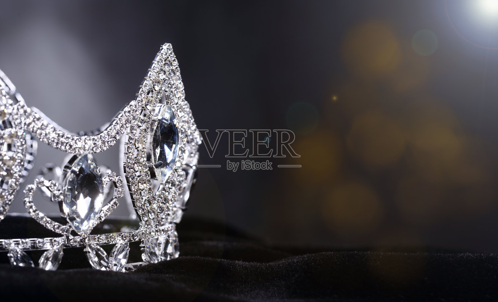 钻石银皇冠为选美小姐选美比赛，水晶皇冠装饰照片摄影图片