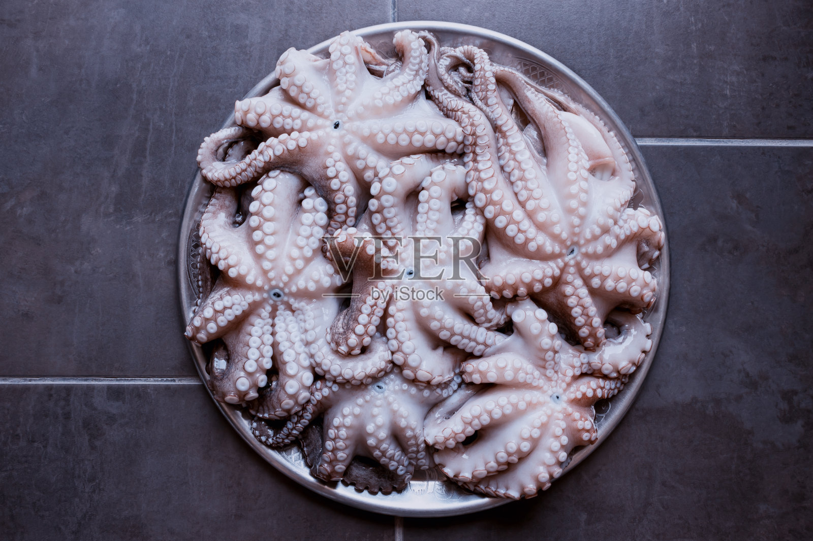 一大盘新鲜的生章鱼。理念——健康食品，长寿，地中海饮食。一个多大的鱼。照片摄影图片