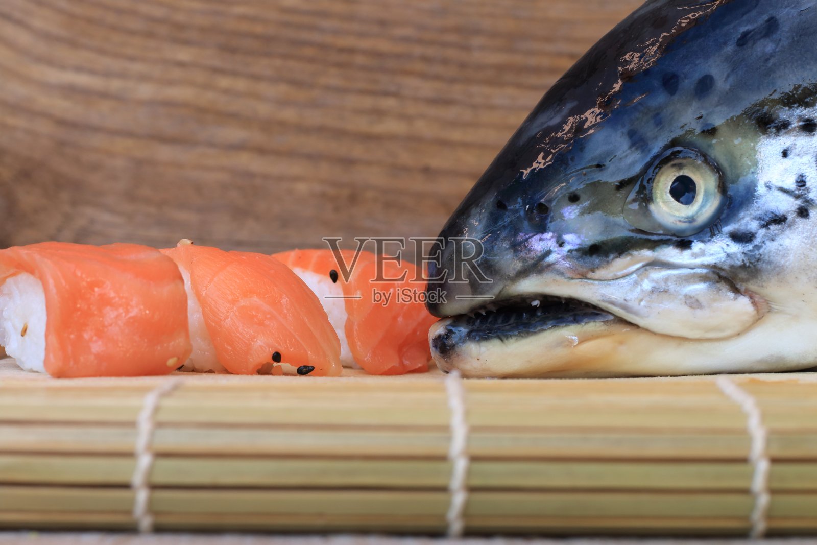 寿司是一种源于日本的菜肴，以米饭为基础，通常搭配芝麻、鲑鱼或鳟鱼，根据口味，可以是生的或烟熏的照片摄影图片