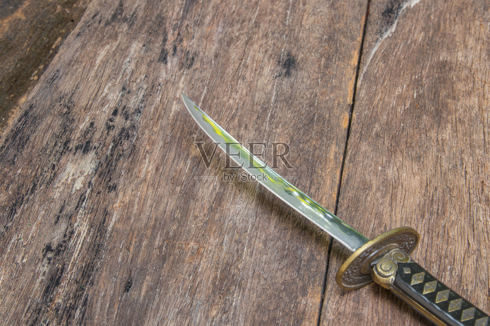 剑钢武士刀刺在老木地板上用仿空间照片摄影图片