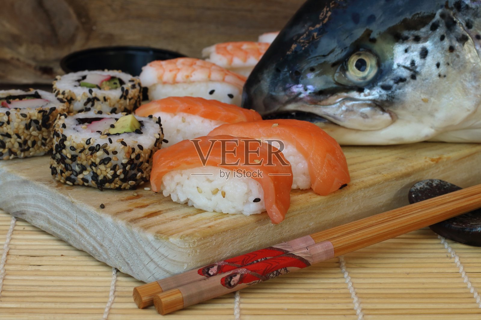 三文鱼配各种寿司照片摄影图片