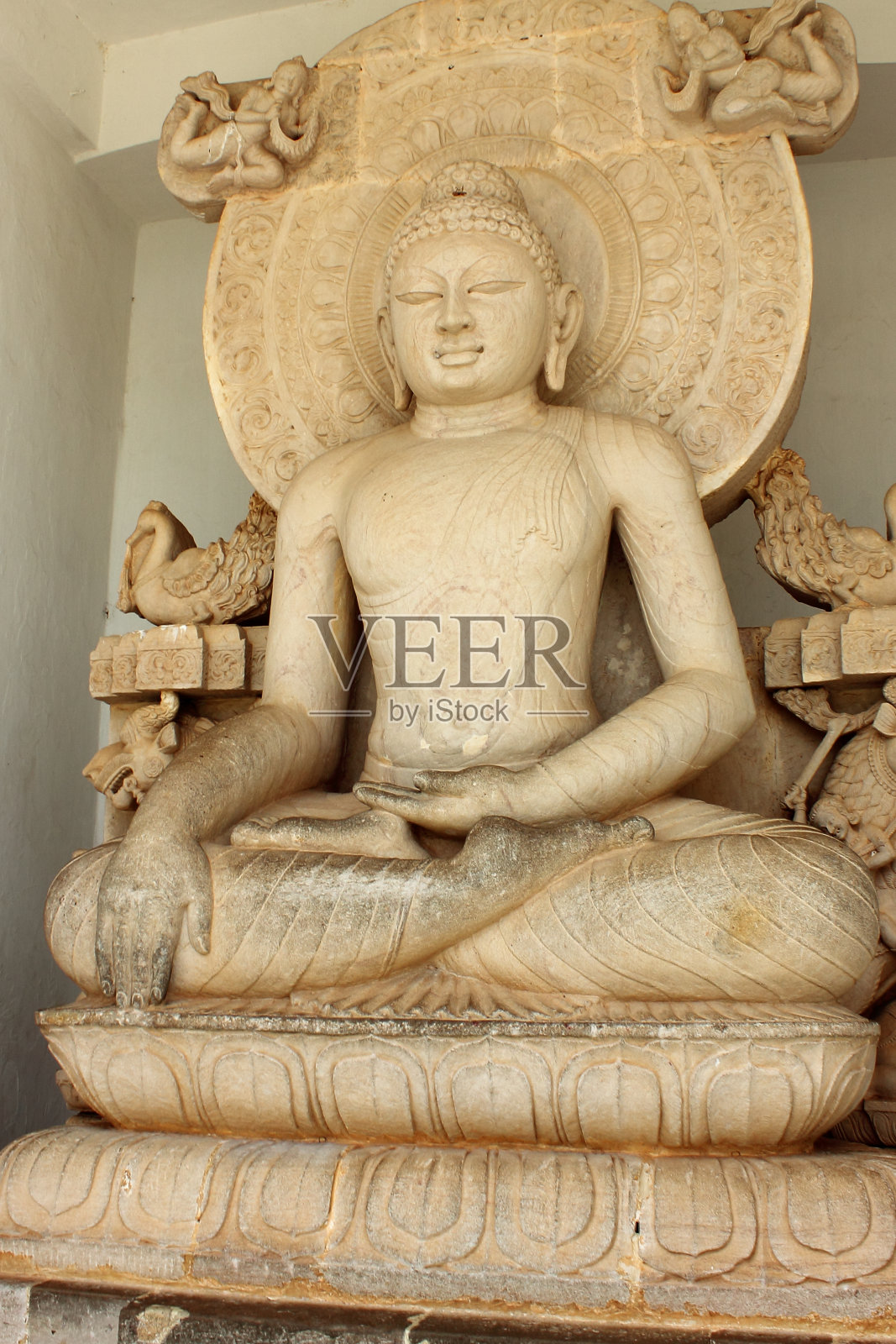 在印度奥里萨邦Dhauligiri的Shanti Stupa冥想佛像照片摄影图片