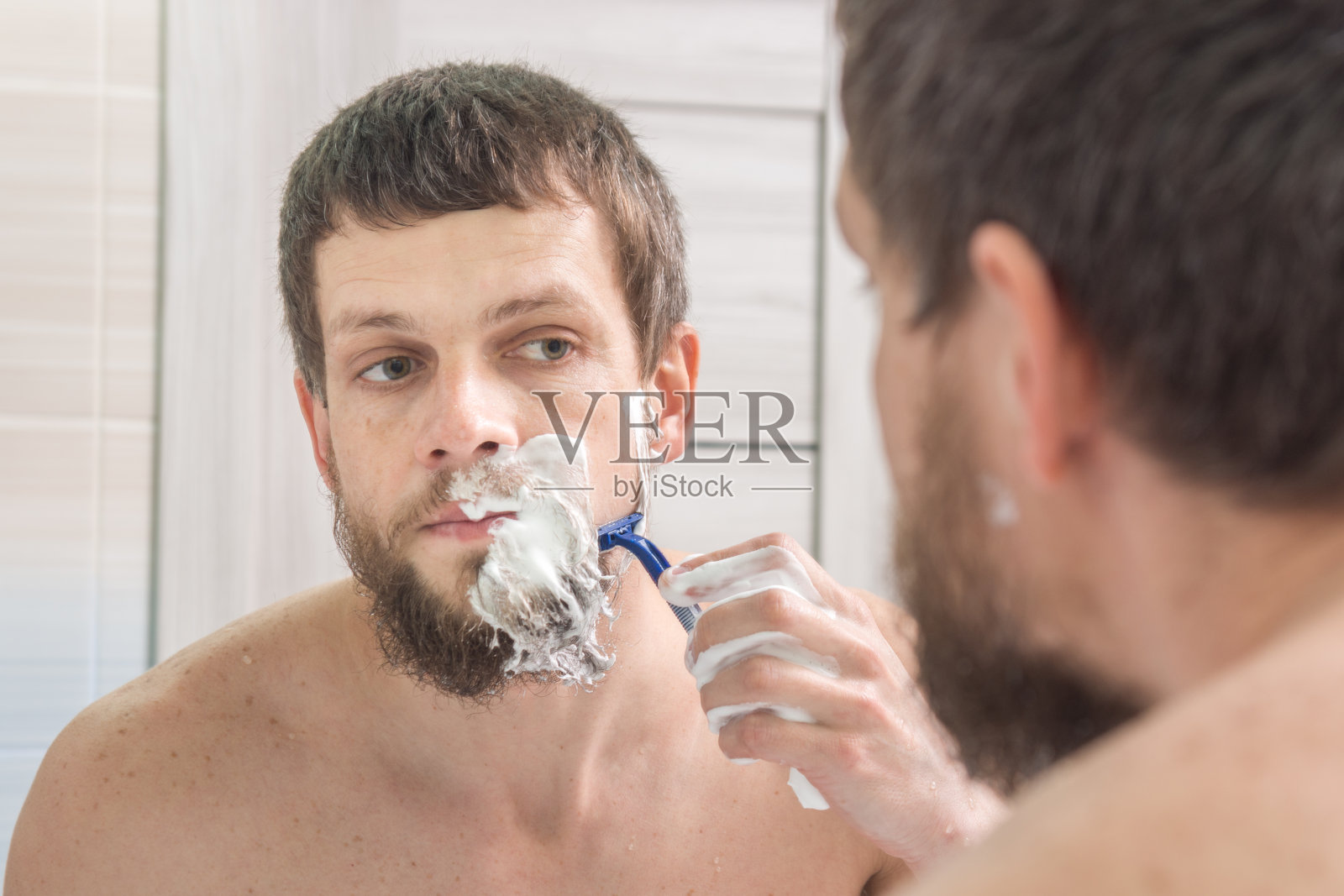 一个男人把胡子刮得很结实照片摄影图片