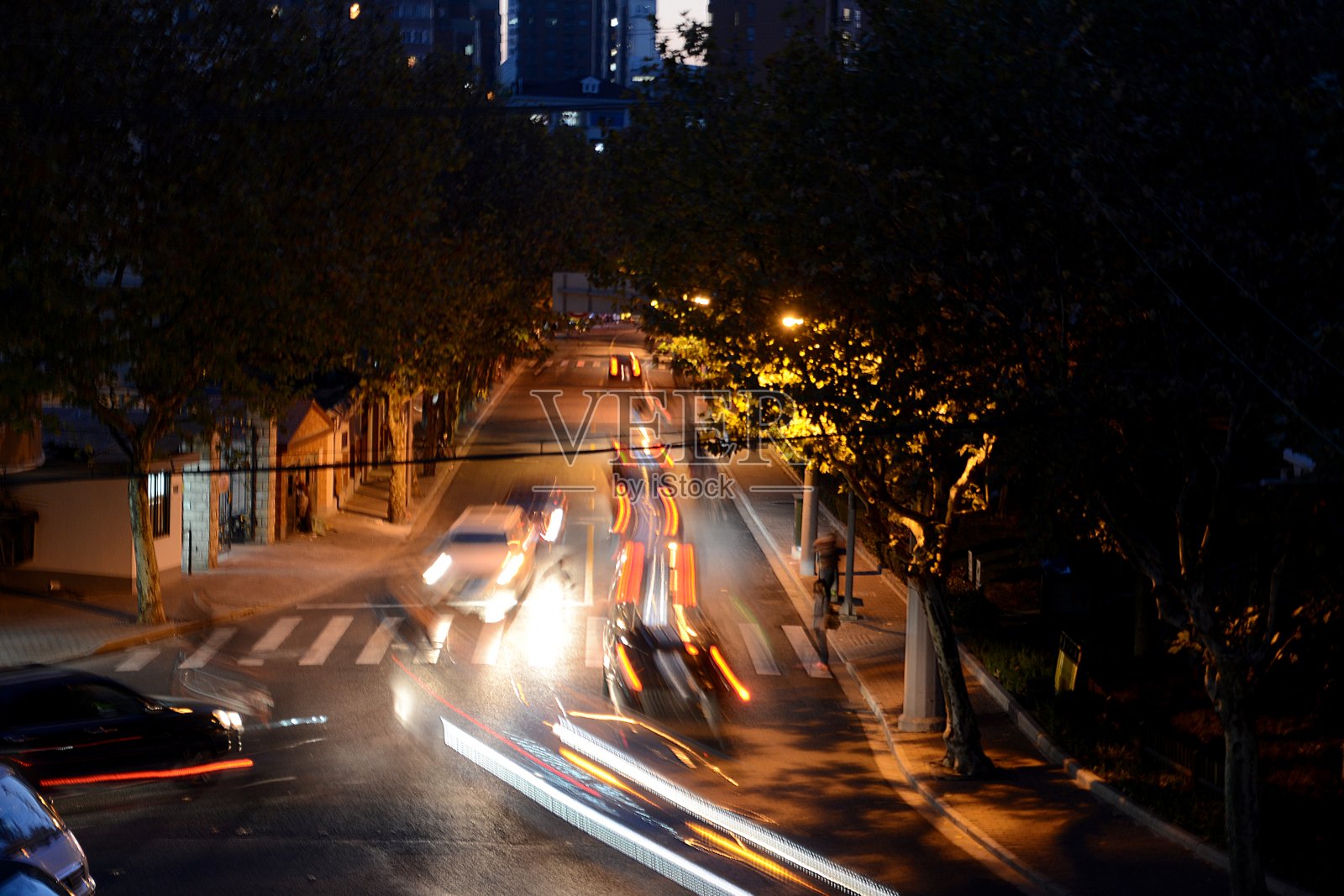 在黄昏时分，中国上海普陀区林荫街道上的速度运动照片摄影图片