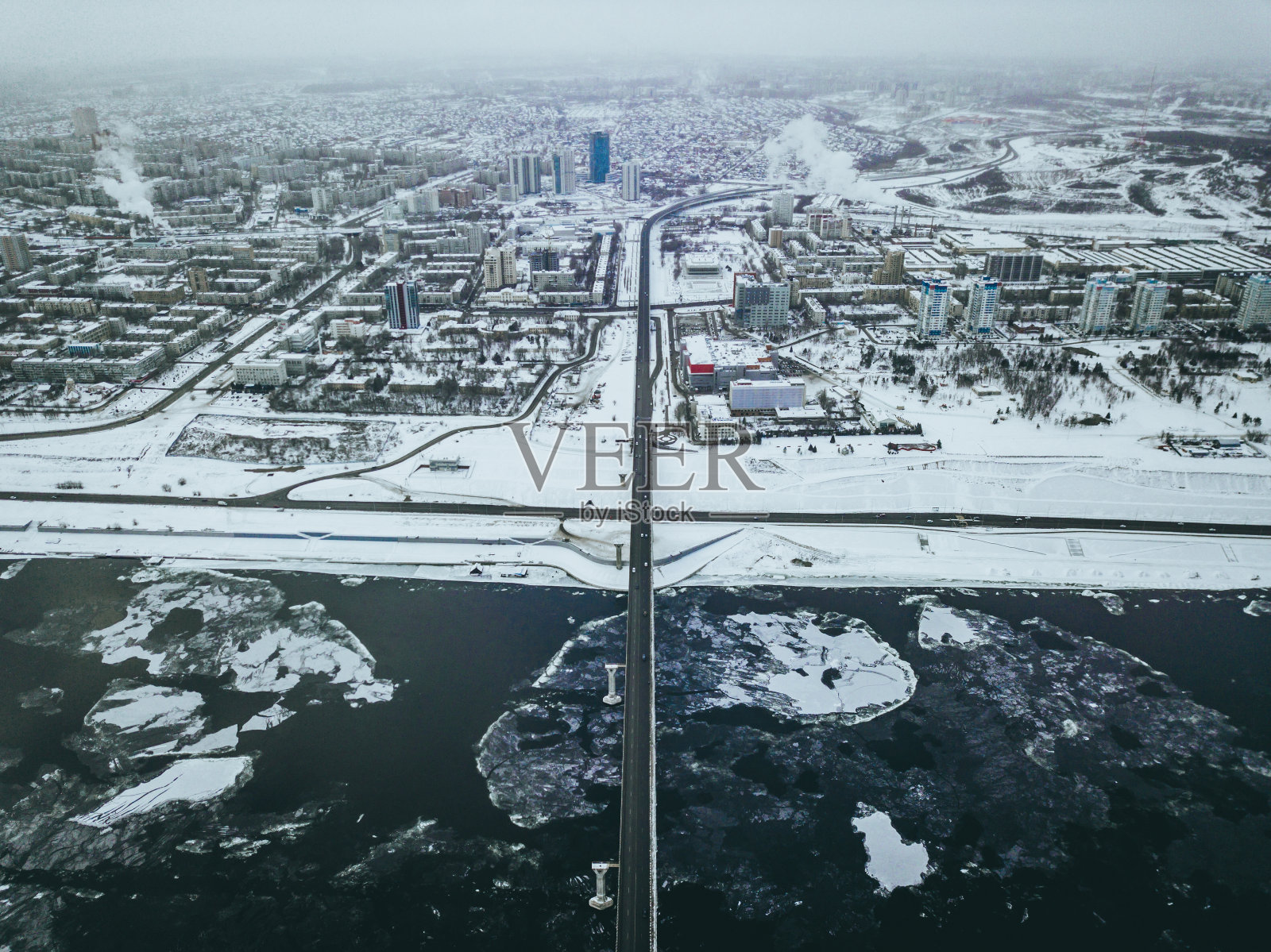 冬季在河上的城市大桥鸟瞰图照片摄影图片
