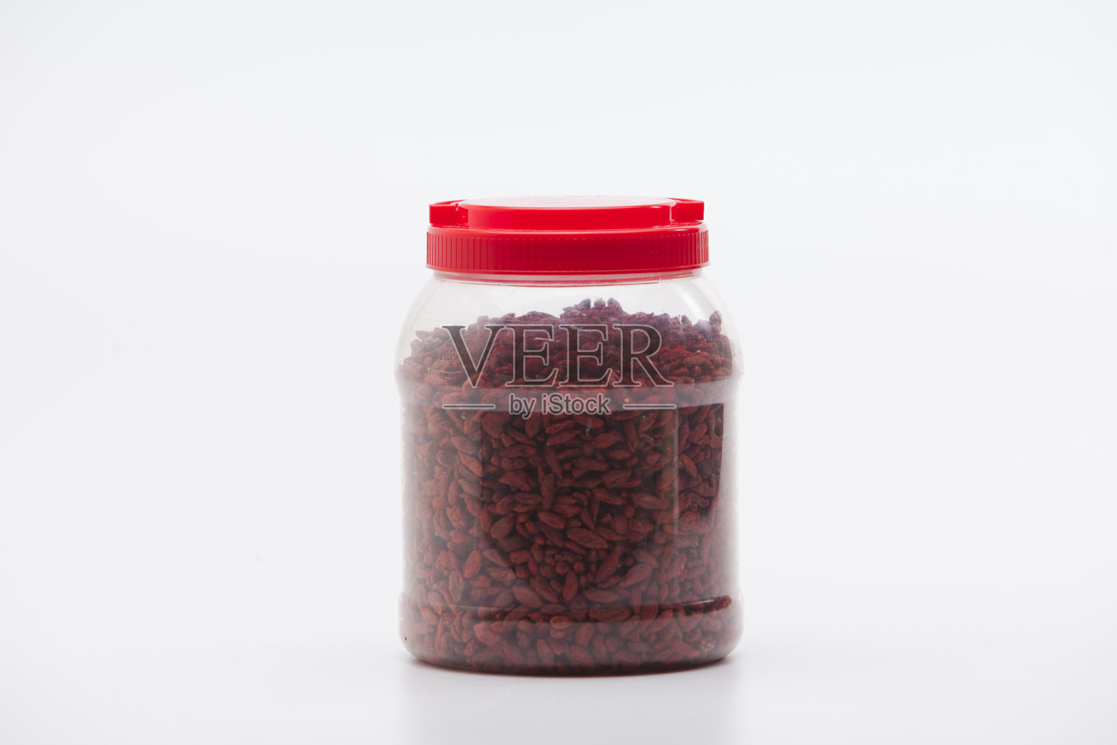 干燥的红枸杞在塑料瓶中孤立照片摄影图片