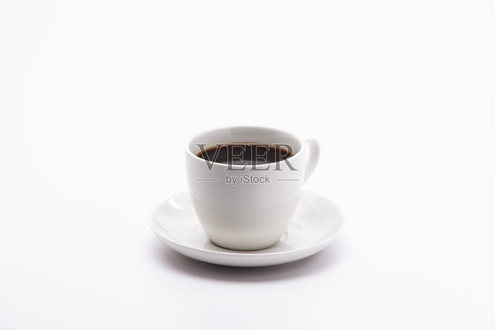 一杯在白色背景上孤立的黑咖啡照片摄影图片
