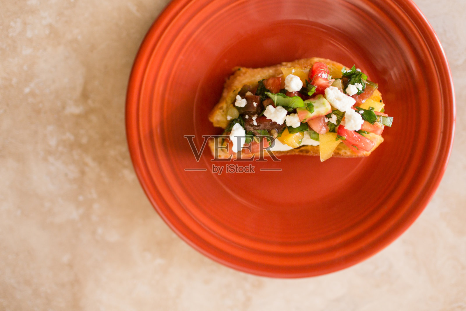 意式烤面包配传家宝番茄，新鲜罗勒和奶酪照片摄影图片