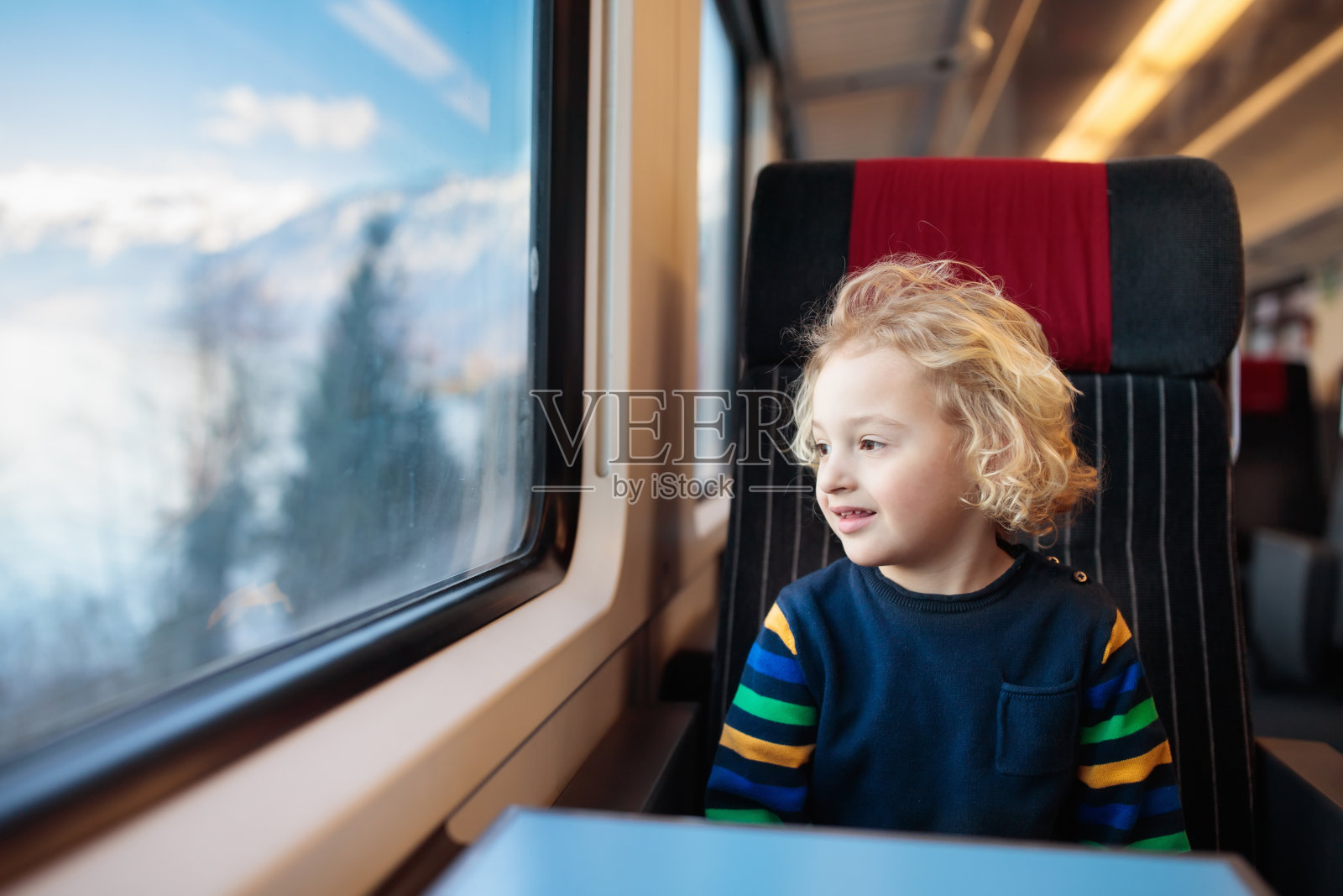 孩子们坐火车旅行。带着孩子的火车旅行。照片摄影图片