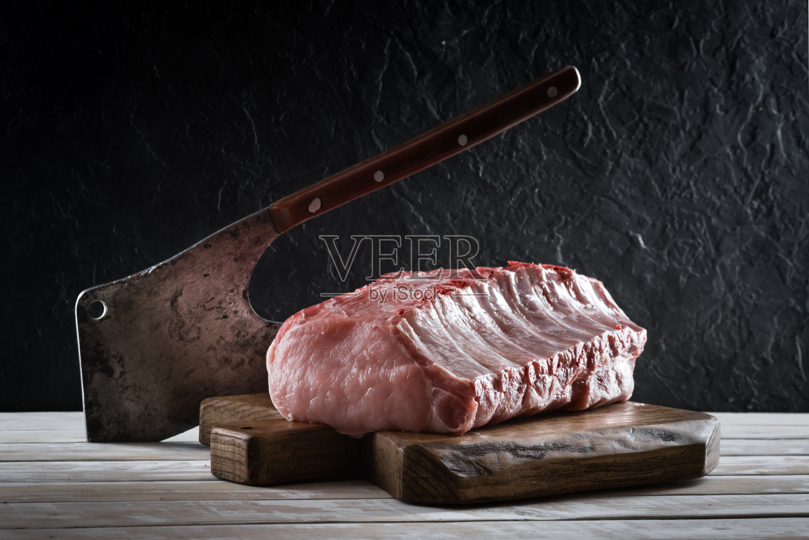 新鲜生猪肉块放在木板上照片摄影图片