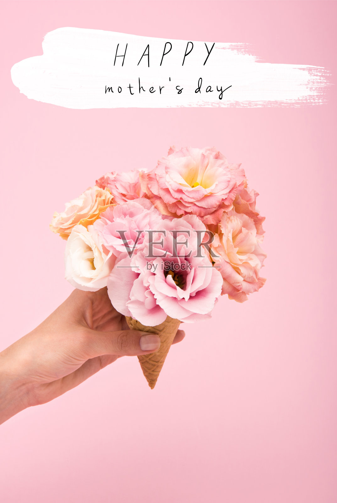 裁剪镜头的人拿华夫蛋筒与美丽的盛开的花孤立在粉红色照片摄影图片