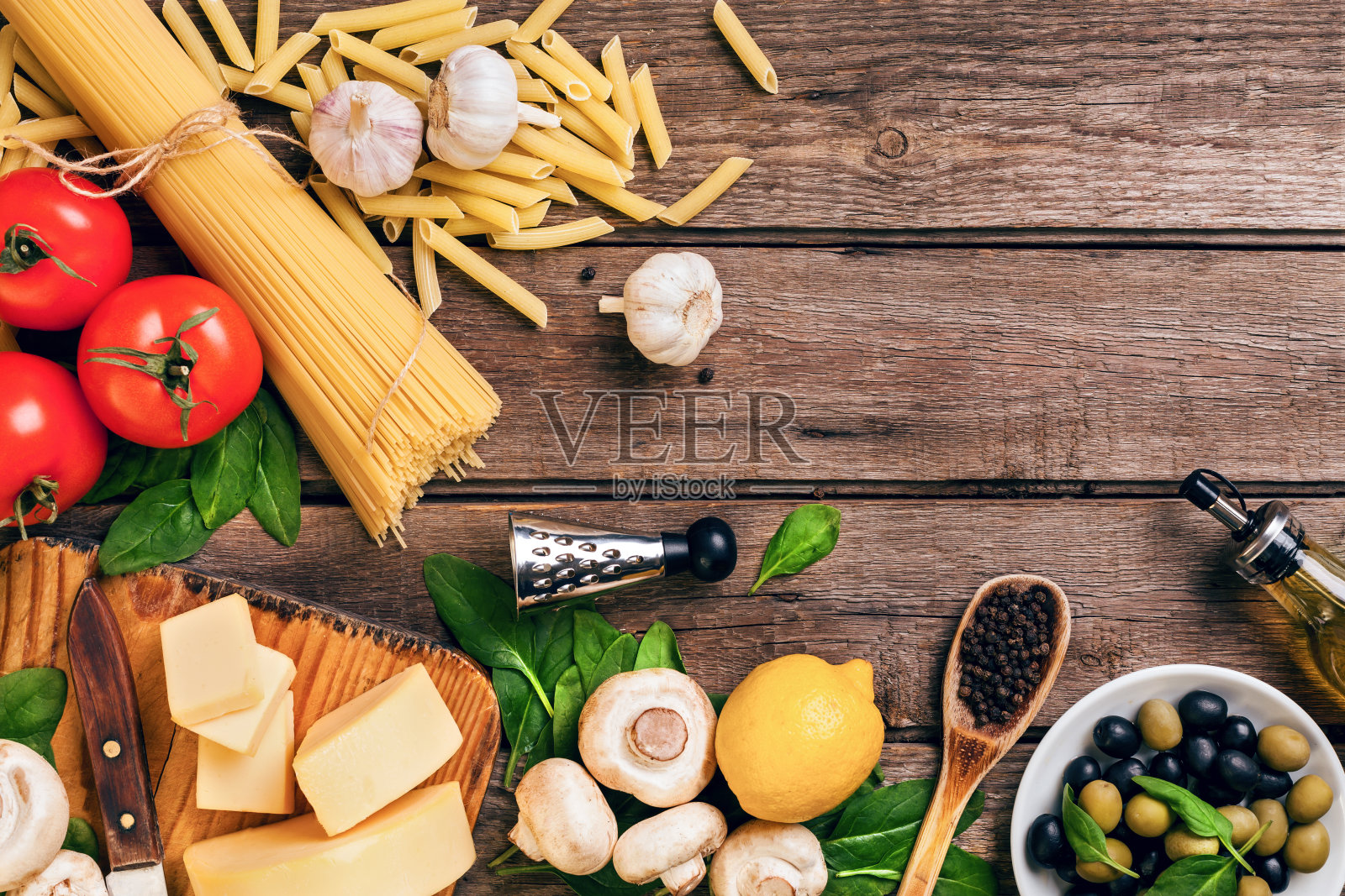 意大利面配料有罗勒，西红柿，奶酪，木质背景，俯视图，文字照片摄影图片