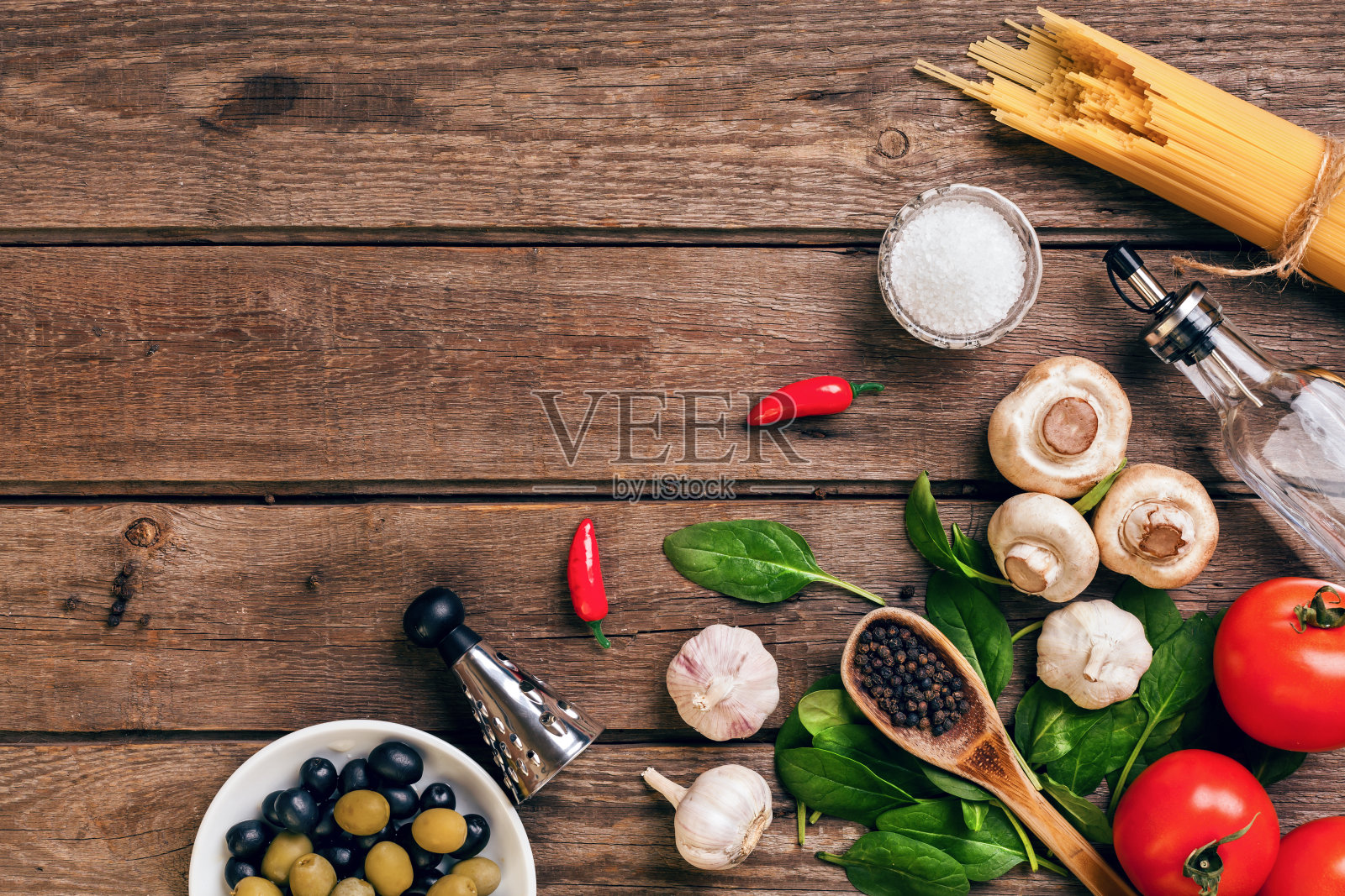 意大利食材为木质背景上准备的意大利面食照片摄影图片