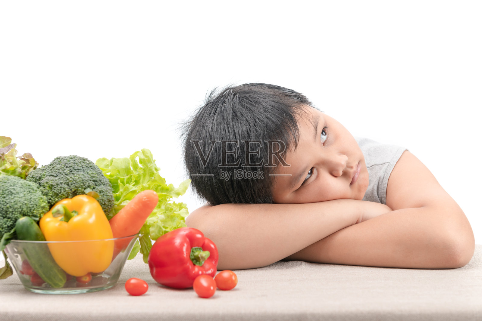 表情厌恶蔬菜的男孩照片摄影图片