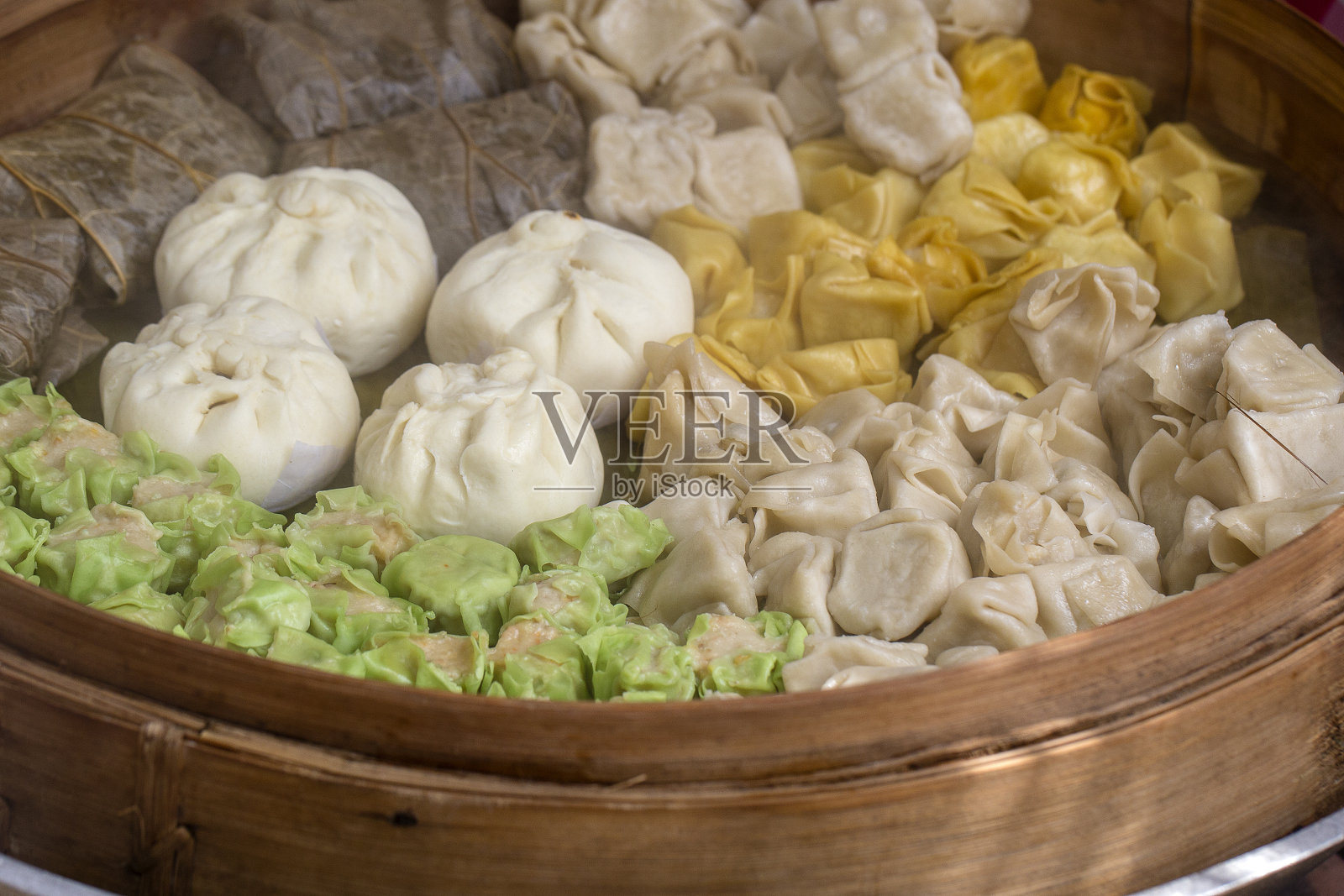 新鲜的竹蒸笼点心，中国菜在印尼巴厘岛当地市场出售。近距离照片摄影图片