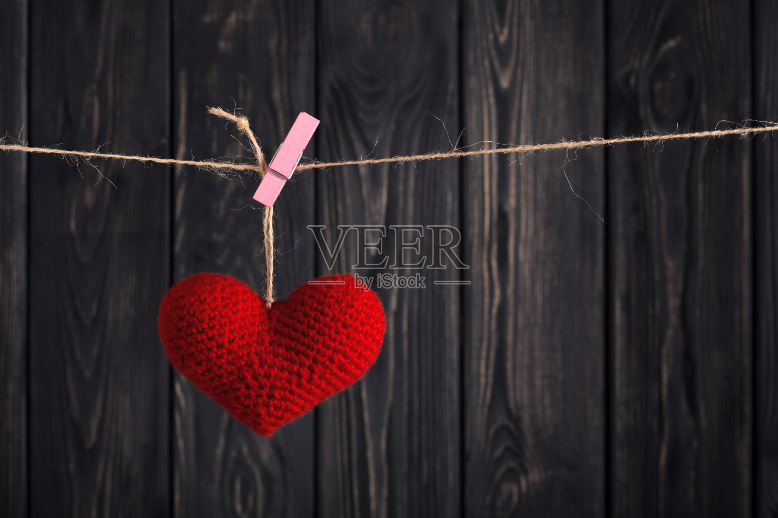 情人节的红心在绳子上木制的背景照片摄影图片