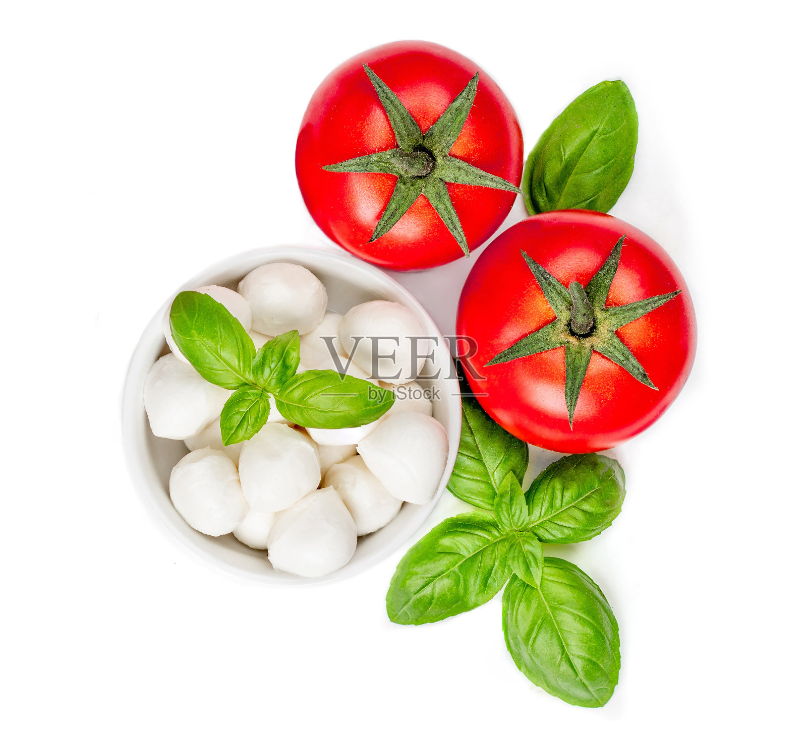 马苏里拉奶酪，西红柿，罗勒和香料孤立在白色背景，特写。食物配料，从上面看照片摄影图片
