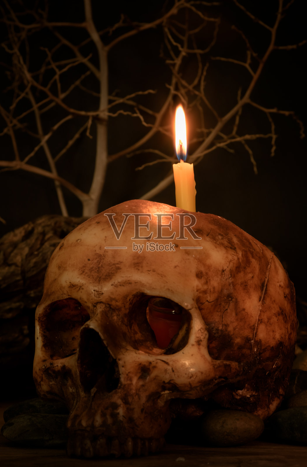 烛光下的骷髅，万圣节主题照片摄影图片