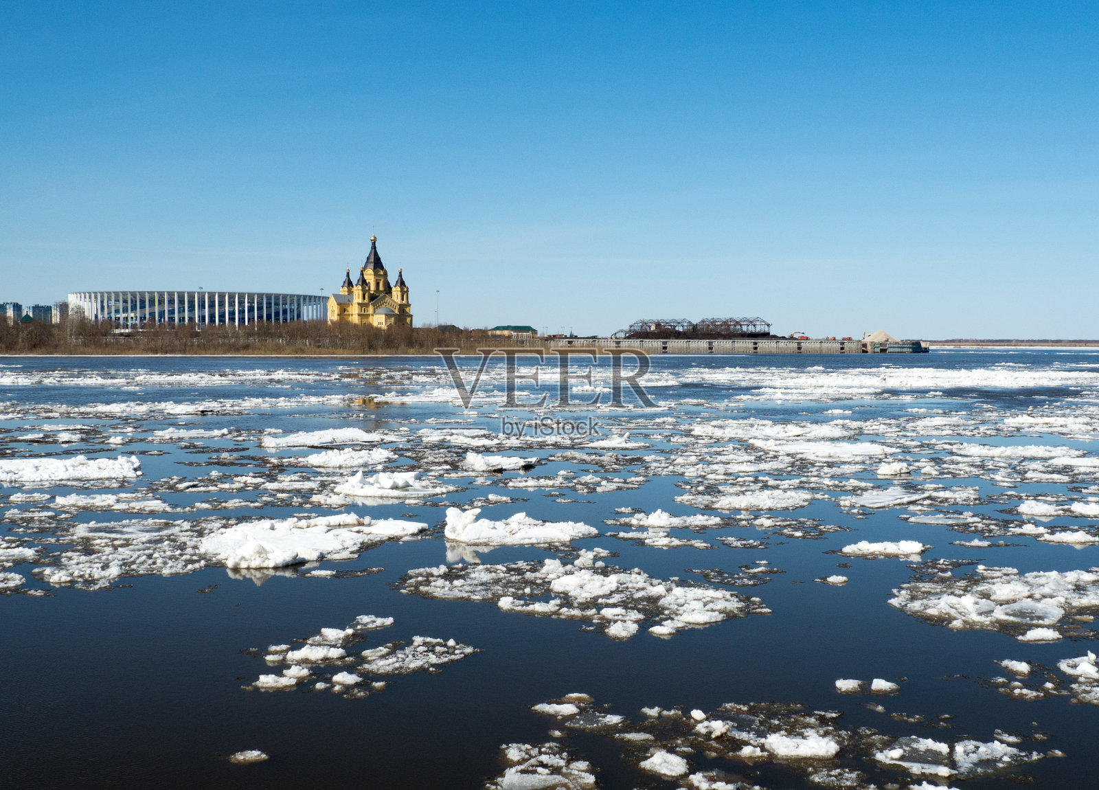 奥卡河开始浮冰。俄罗斯。下诺夫哥罗德。照片摄影图片