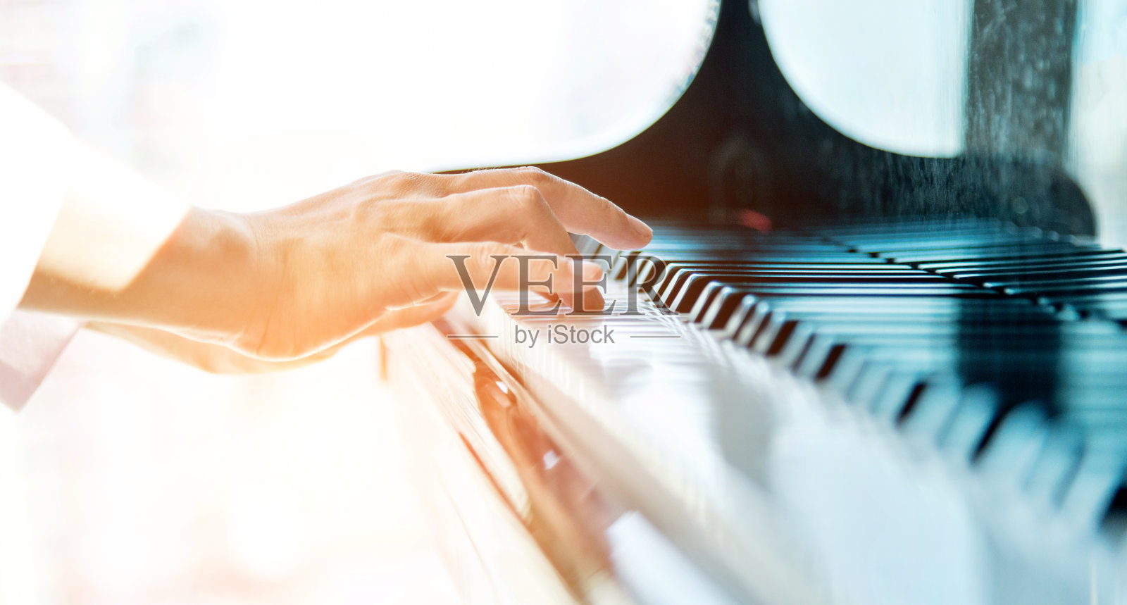 女人用手弹奏钢琴照片摄影图片