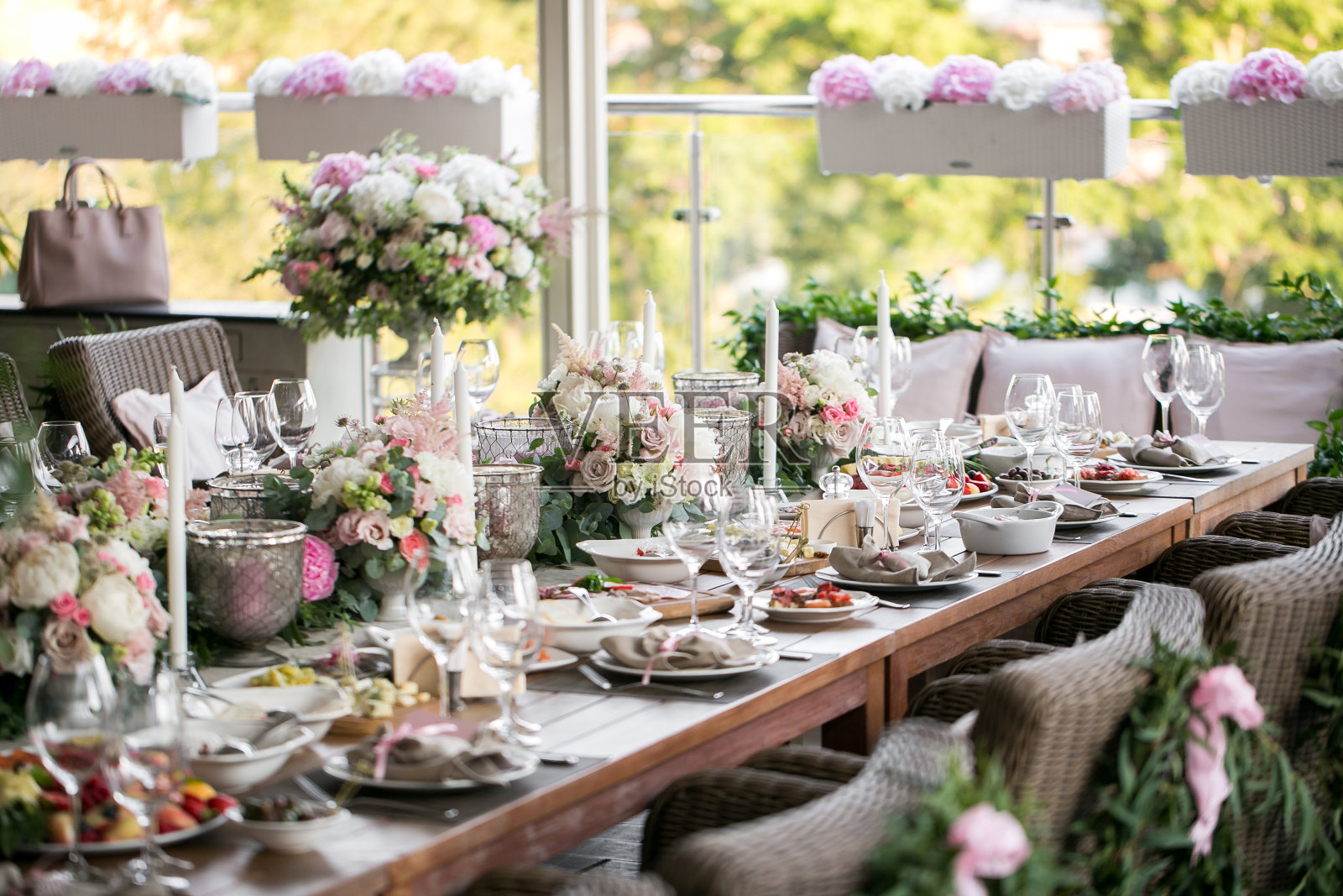 餐桌装饰用的花和绿叶做成的花环餐厅豪华婚宴。时尚的装饰和装饰。餐桌上摆满了漂亮的菜肴和美味的食物照片摄影图片