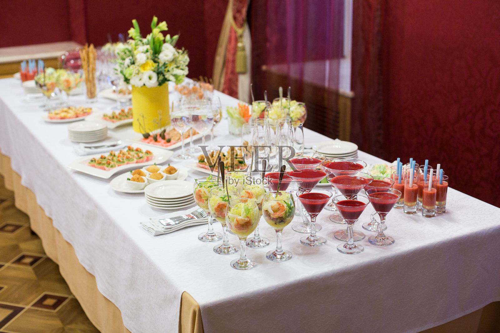 设计、营养、健康的生活理念。为客人准备了精美的餐桌，并配有美味的点心和无酒精饮料，装饰有一束玫瑰照片摄影图片